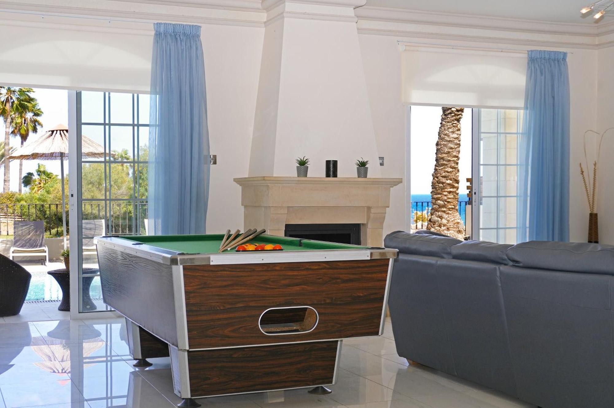 Villa Oceania - Beachfront Paralímni Eksteriør bilde